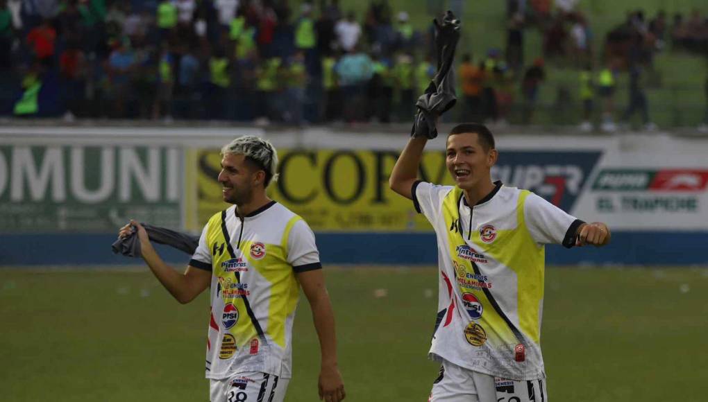 Así festejaron los futbolistas del Génesis tras dejar en el camino al Olancho FC y avanzar a las semifinales del Clausura 2024. 