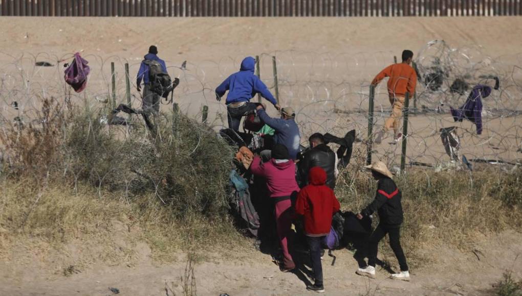 El texto permite a la policía estatal detener y expulsar a los migrantes que crucen ilegalmente a este estado sureño desde México. La ley, conocida como SB4, también prevé penas de hasta 20 años de prisión para los migrantes que crucen la frontera ilegalmente tras haber sido expulsados.