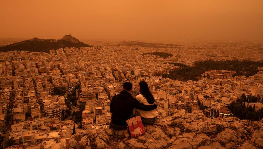 No obstante, algunos atenienses decidieron subir a algunas de las colinas de Atenas para disfrutar desde lo alto de la vista del tono anaranjado que envuelve la capital.
