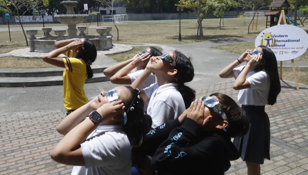 Como de costumbre, la escuela “Western International School”, que cuenta con un moderno telescopio y gafas con protección especializadas, organizó un evento para que los sampedranos presenciaran el eclipse. 