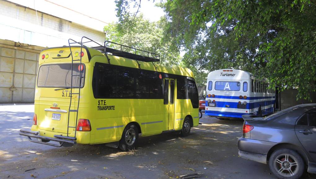 Los conductores del transporte público y privado llevan las unidades a las inspecciones que realizan las instituciones que conforman Conapremm en el plantel de la 33 calle.