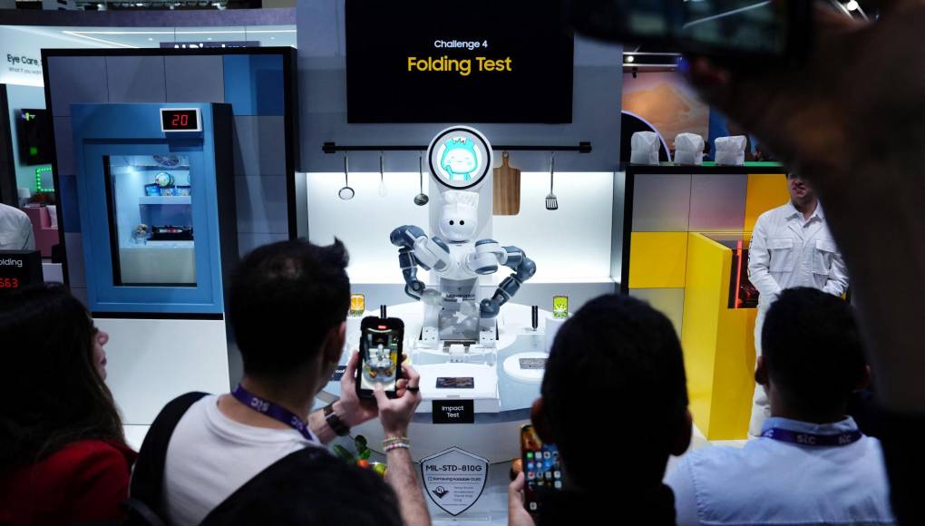 Un robot de cocina desarrollado por el Centro de Investigación en Mecatrónica se muestra en el stand del fabricante surcoreano Samsung y OLED en el Congreso Mundial de Móviles