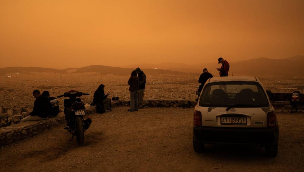 Los fuertes vientos del sur arrastraron el polvo del desierto del Sáhara hacia la zona meridional del país, aunque las nubes anaranjadas han llegado hoy incluso hasta la ciudad de Salónica, en el norte del país.