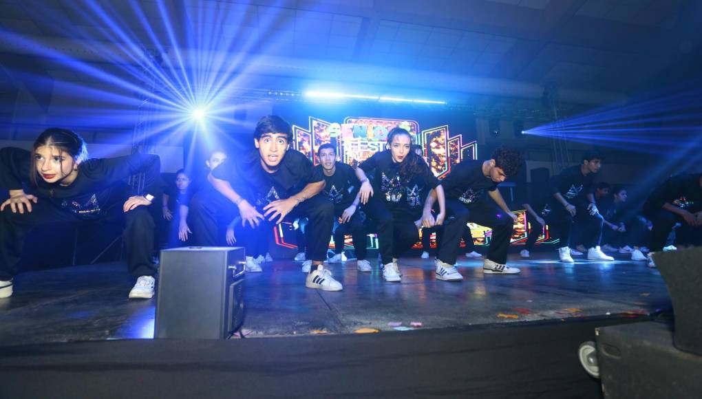 Un grupo de estudiantes de un centro educativo privado del país deleitó al público con su creativo y llamativo baile coreográfico, arrancando la ovación de todos. 