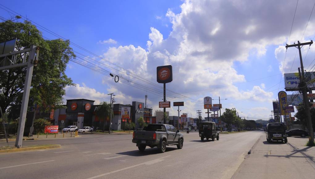 En el bulevar del este, a la altura de Diunsa, tanto los conductores que vienen de lado de Mega Mall y buscan hacer el giro con dirección a La Lima como los conductores que vienen de El Centro y cruzan a Diunsa, se arriesgan a chocar y en horas picos, atrasan el tráfico vehicular. 