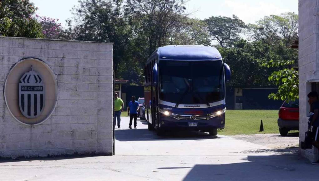 El autobús del Real España viajó la mañana de este viernes a la Novia de Honduras, donde enfrentará al Victoria.