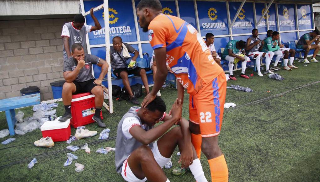 ¡Tremendo gesto! Los futbolistas de la UPNFM acompañaron a los del Vida en su dolor tras el descenso. 