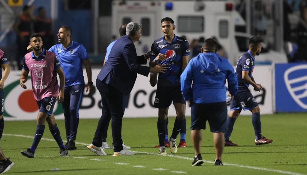Diego Vázquez felicitó a Luis Vega tras su golazo que dio el empate 2-2 al Motagua.
