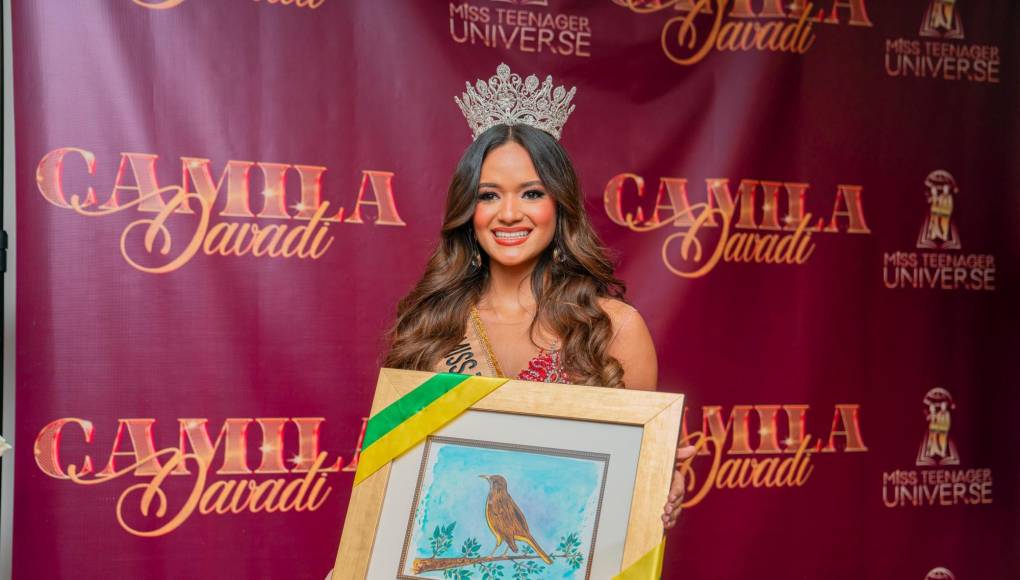 Camila Davadí, Miss Teenager Universe 2024, posó muy contenta con este especial reconocimiento de la Municipalidad Sampedrana, el Zorzal Dorado. 