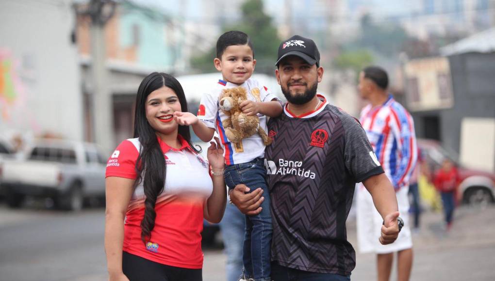 Las familias también llegaron al Estadio Nacional para ver al equipo de sus amores. 