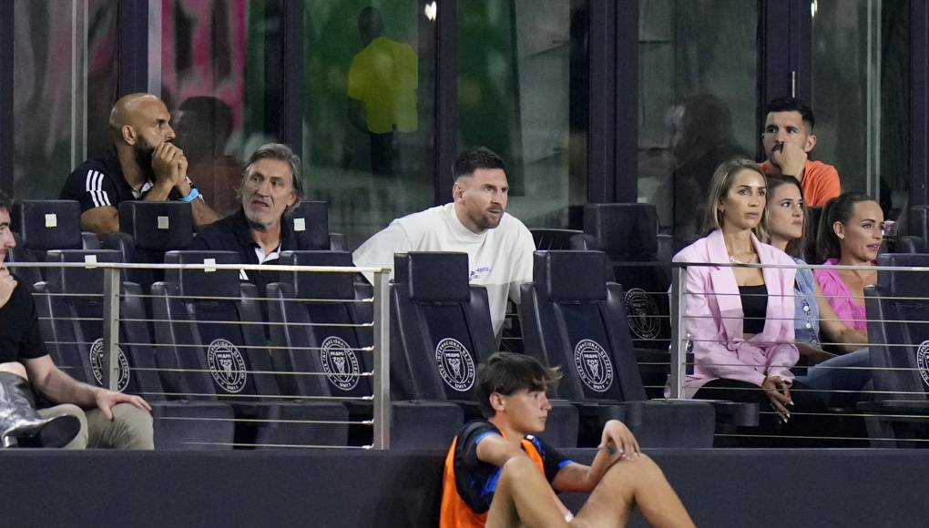 De acuerdo con el medio Multimedios Deportes, de México, Gerardo Martino, Luis Suárez y Leo Messi, habrían ido después del partido a reclamarle al árbitro Walter López.