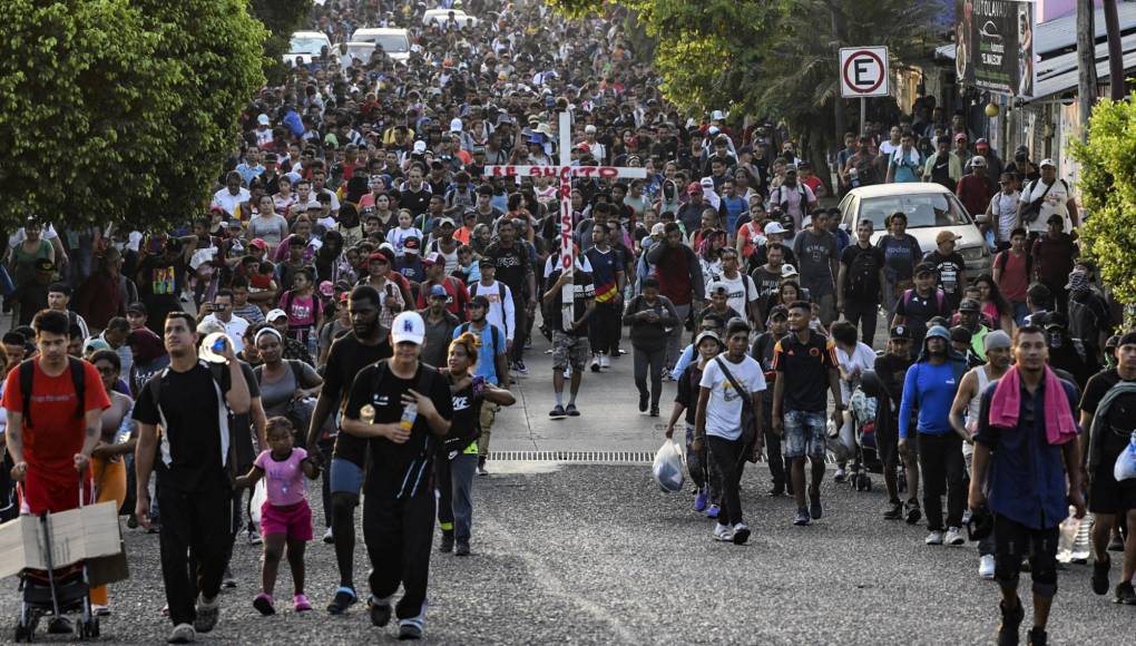 El contingente avanza en medio de los inéditos flujos migratorios en Norteamérica, donde la migración irregular detectada por México subió un 77 % en 2023 hasta superar las 782.000 personas, según la Unidad de Política Migratoria de la Secretaría de Gobernación.