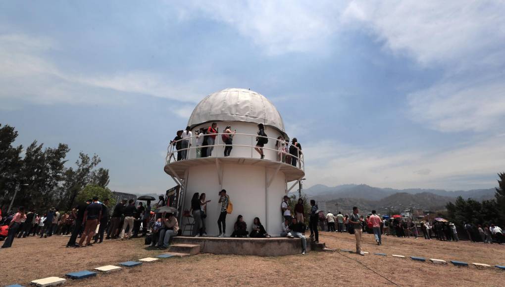 Aunque en Honduras este solo se logró ver de forma parcial, el eclipse que es tendencia en redes sociales, despertó el interés de cientos de hondureños, en especial estudiantes de escuelas, colegios y universidades.