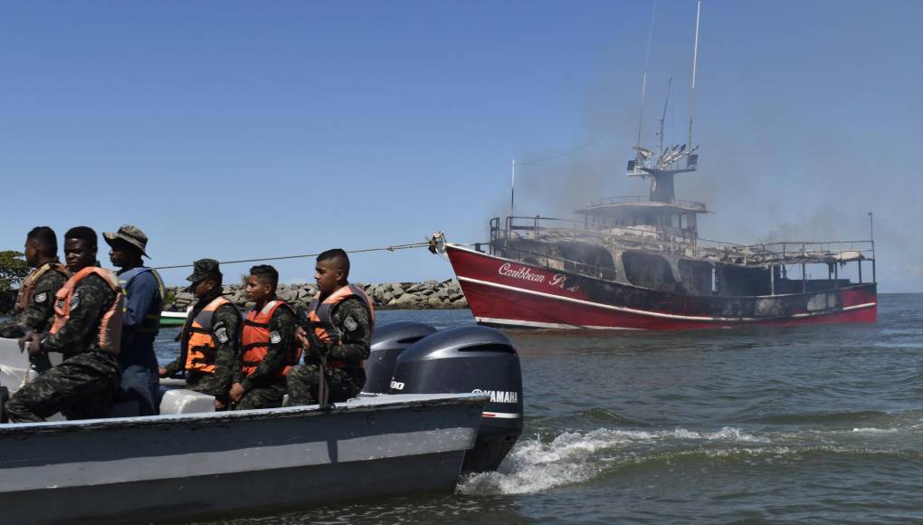 Lanchas del Primer Batallón de Infantería Marina de La Ceiba fueron las primeras en dar auxilio al personal de barco en el mar.