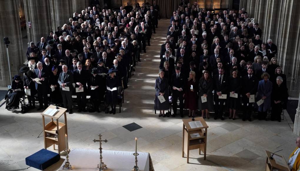 El servicio religioso en la capilla de San Jorge de Windsor, de carácter privado y ante unos 330 invitados, comenzó a las 11.00 GMT, después de haber tenido que ser pospuesta en enero por una intervención de próstata del rey Carlos III en la que se le descubrió un cáncer no especificado.