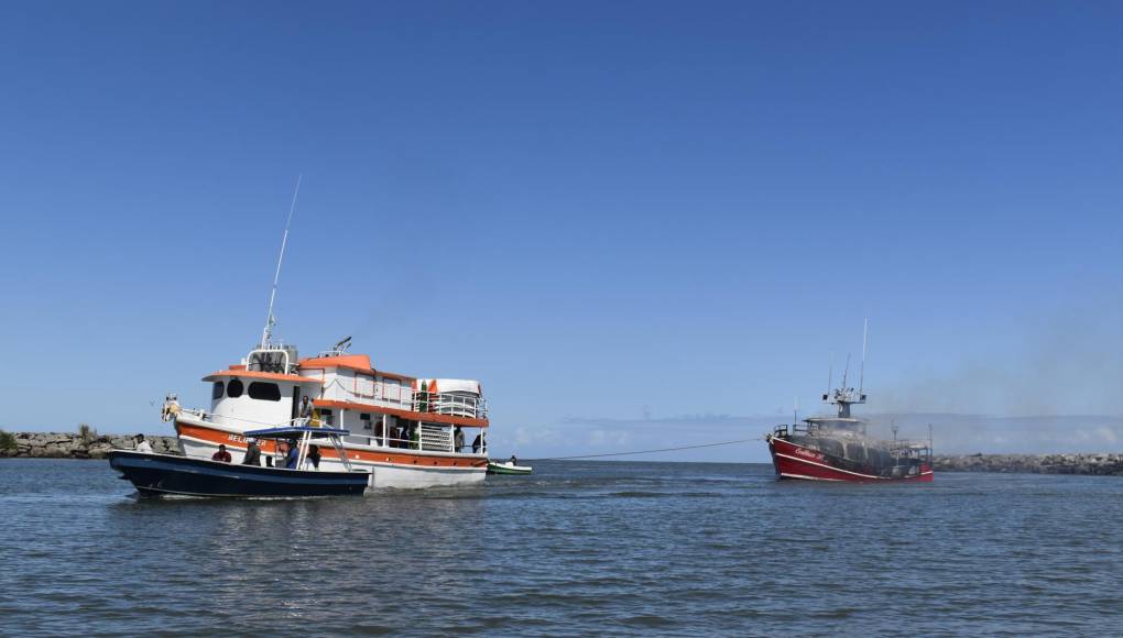 El barco fue remolcado por una nave nasera hacia el muelle de La Ceiba, al mismo lugar donde zarpó a las 5:00 am de este viernes 9 de febrero.