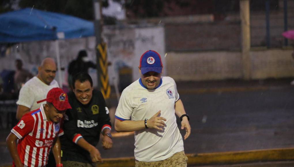Los aficionados empezaron a cubrirse la lluvia sobre Tegucigalpa a dos horas del pitazo inicial en el Nacional.