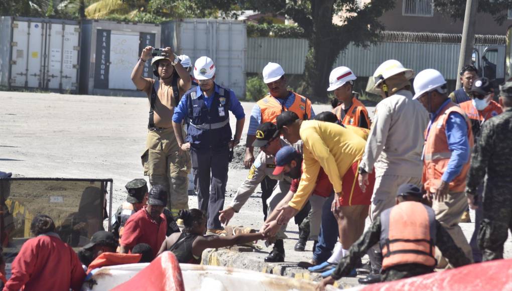 Efectivos navales, bomberos y personal del Sistema Nacional de Emergencia se sumaron a las labores de rescate de los pasajeros que lograron evacuar el barco. Otros fueron auxiliados por el ferry de Utila.