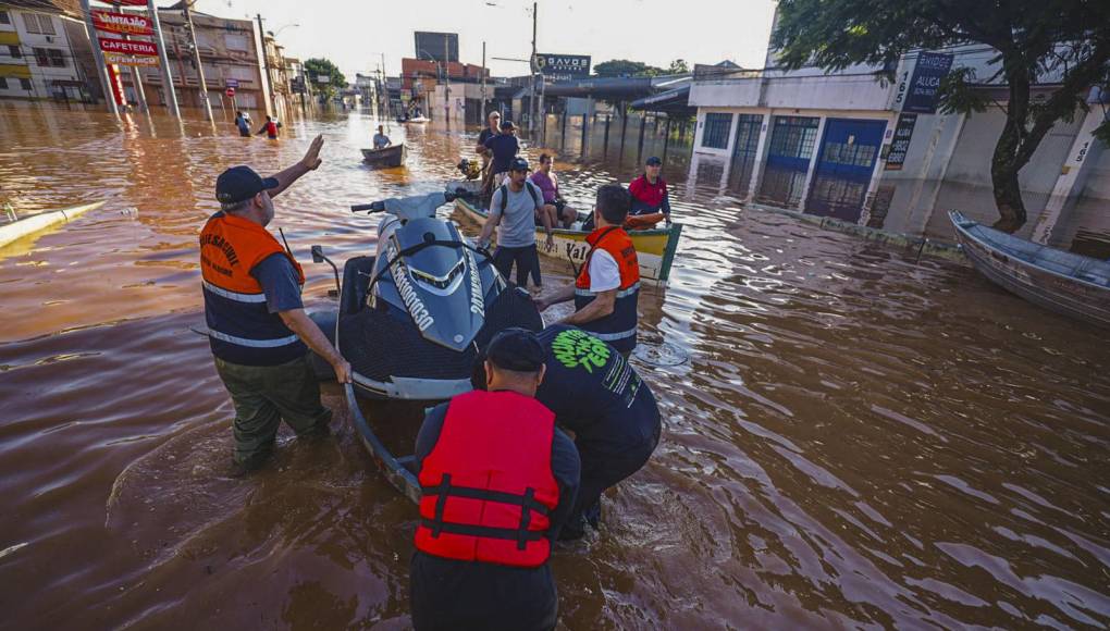 En el barrio de Sao Joao, en el norte, los barcos llegan por decenas, pero los vecinos temen que sean insuficientes. Un centenar de personas esperan el rescate atrapadas en un edificio.