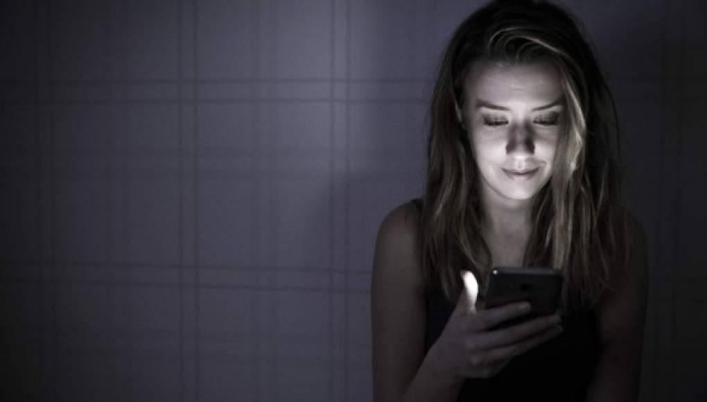 Luz de los smartphones genera afectaciones oculares, advierte estudio