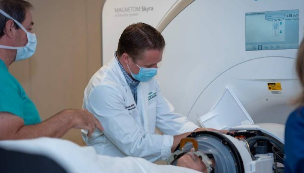Innovador tratamiento ofrece esperanza a pacientes con trastornos de movimiento y tumores cerebrales