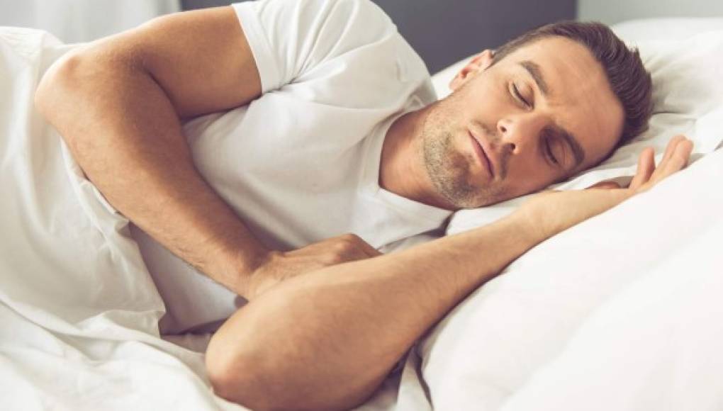 Dormir bien de noche podría salvarle la vida a los hombres