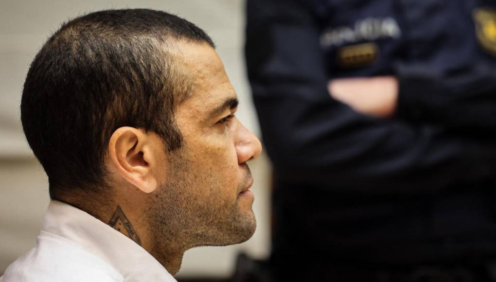 Alves ingresó en prisión provisional el 20 de enero de 2023, lo que ha hecho que haya cumplido ya un año, un mes y dos días de prisión. Una parte de la condena que le acerca al cumplimiento obligado de los dos años y cuatro meses que establece la ley.
