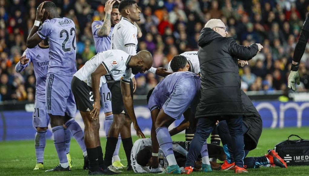 Las reacciones de los jugadores del Real Madrid y Valencia al ver la gravedad de la lesión de Mouctar Diakhaby.