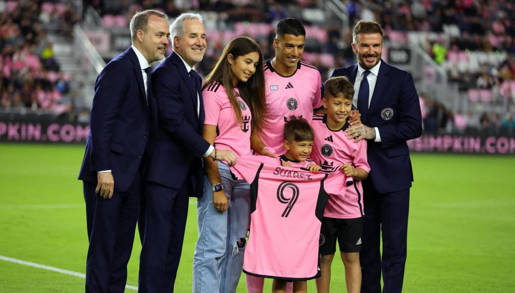 Este partido también enmarcó el debut de Luis Suárez con el Inter Miami en la MLS. Previo al duelo los directivos le dieron la bienvenida y estuvo acompañado de su familia.