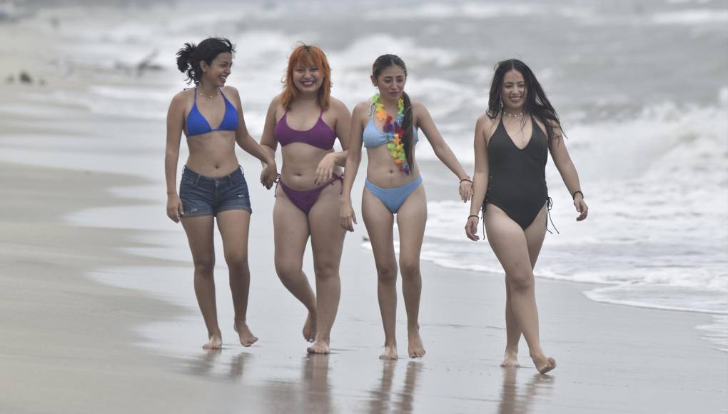 Las amigas Gabriela Baide, Raquel Toro, Margie Maldonado y Milari Barahona, decidieron iniciar sus vacaciones por primera vez en las playas de Corozal. Todas son del municipio de Potrerillos, Cortes.