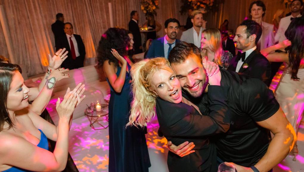 <b>Agosto 2023</b>. Sam Asghari, tercer esposo de Spears, confirma su separación de la cantante, tras seis años de noviazgo y 14 meses de unión. Afirman que ella estaba dispuesta a pagar millones para finalizar el proceso.
