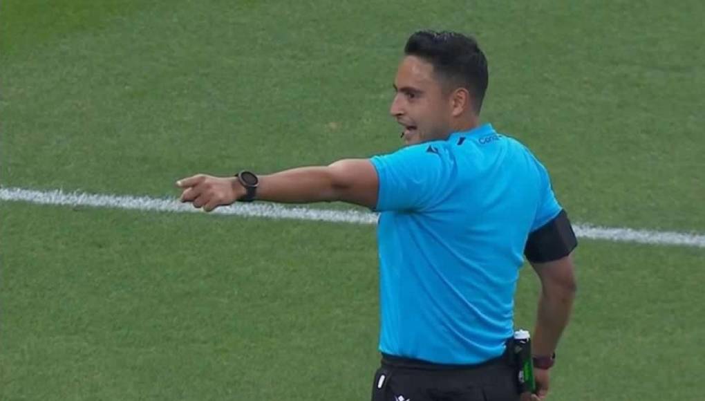 El árbitro hondureño señaló dos penales a favor del América en el primer tiempo del partido contra Chivas. No le tembló el pulso.