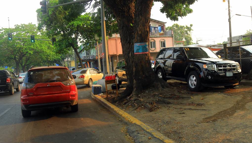 San Pedro Sula carece de aceras y las que hay están ocupadas por vehículos.