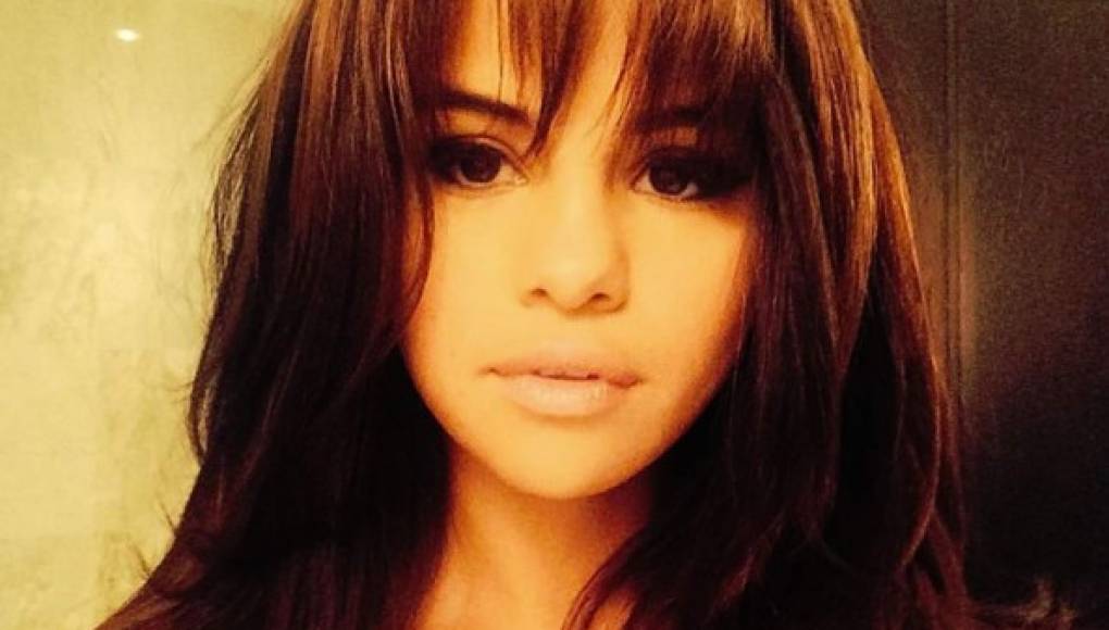 Selena Gomez luce nuevo look y regresa al flequillo