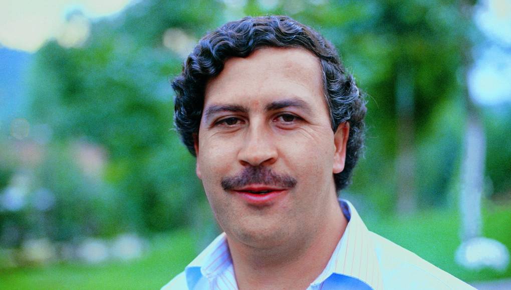 Pablo Emilio Escobar Gaviria (Rionegro, Antioquia; 1 de diciembre de 1949 - Medellín; 2 de diciembre de 1993) fue un narcotraficante, criminal, terrorista y político colombiano, fundador y máximo líder del Cartel de Medellín.