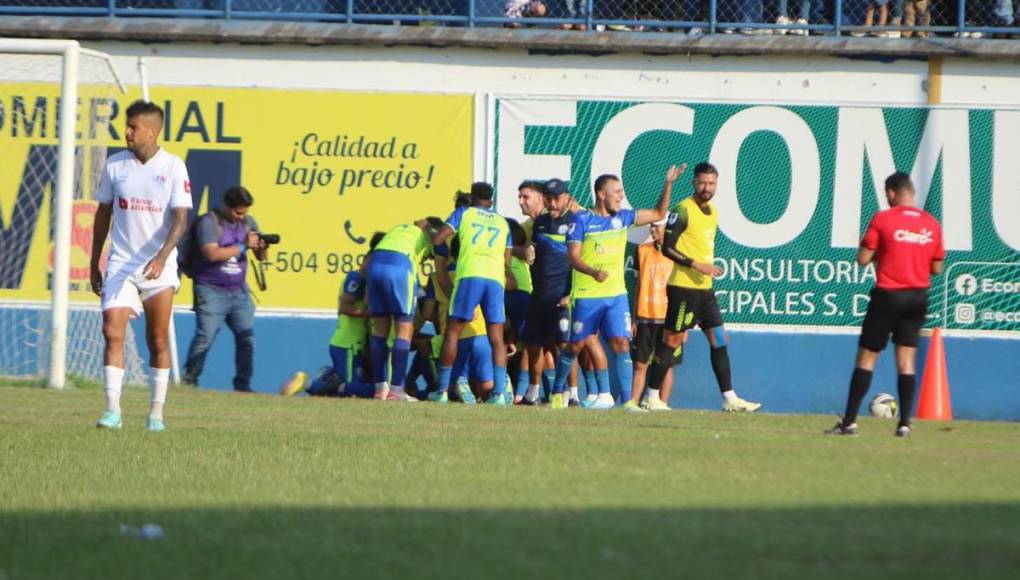 La locura se desató con el gol de Nelson Muñoz para poner a ganar al Olancho FC contra el Olimpia que estaba sufriendo.