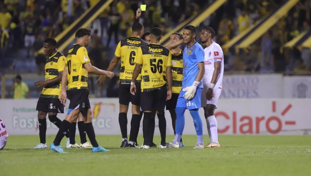 El árbitro Saíd Martinez le mostró tarjeta amarilla al portero aurinegro Onan Rodríguez por reclamos.