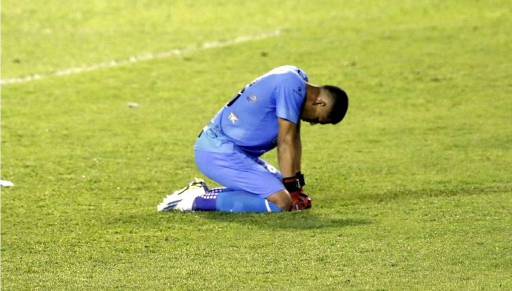 Onan Rodríguez al final del partido se puso de rodillas y agradeció a Dios por su gran debut.