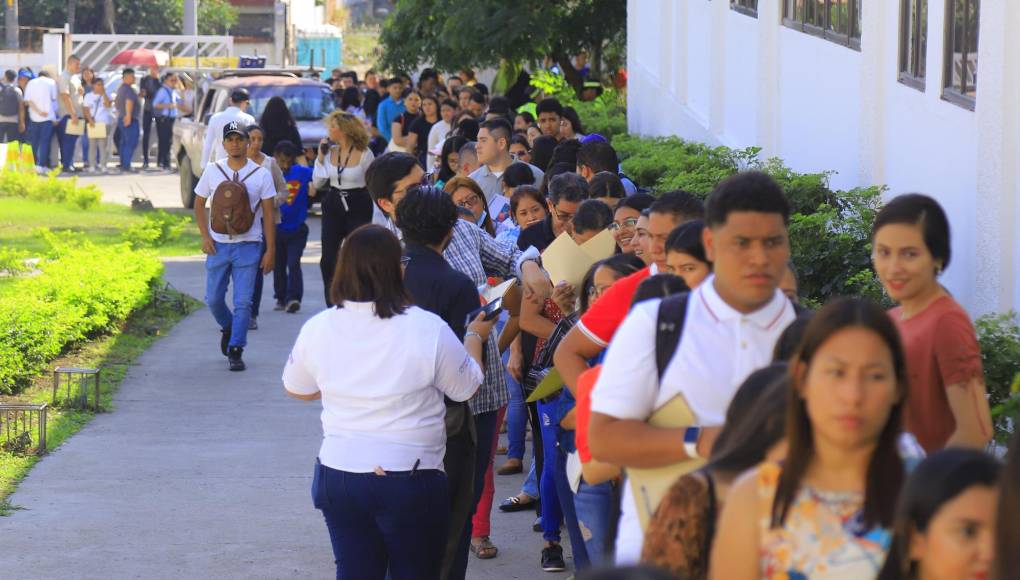 Desde antes de las 7:00 am de este lunes 5 de febrero, centenares de ciudadanos comenzaban hacer fila para participar en la feria de empleo en plaza Las Banderas de San Pedro Sula.