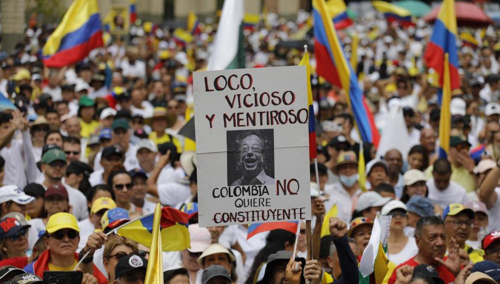 Manifestantes en distintas ciudades llevaban pancartas alusivas a la inseguridad, y a la violencia de rebeldes y narcos en el campo. 
