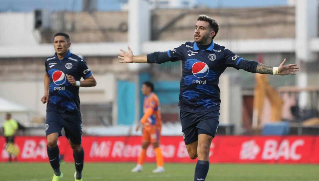 Fue hasta el minuto 41’ que Agustín Auzmendi encontró la esférica en el área y elevó dos ocasiones que terminaron en cabezazos para abrir el marcador.