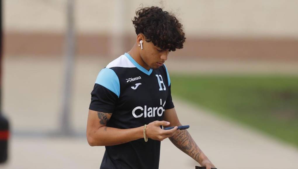 David Ruiz se entretuvo con su celular antes del entrenamiento de la Selección de Honduras.