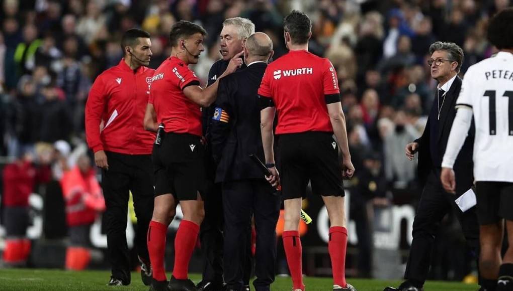 Carlo Ancelotti le pidió explicaciones al árbitro Gil Manzano tras el polémico final.