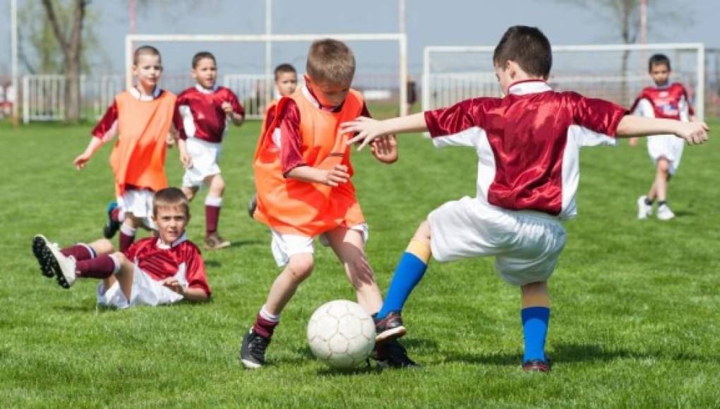 Cómo prevenir lesiones en los niños al jugar fútbol