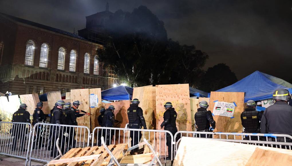 La policía desmanteló el miércoles un campamento de protesta y detuvo al menos a 17 personas en la Universidad de Texas, en el sur del país.