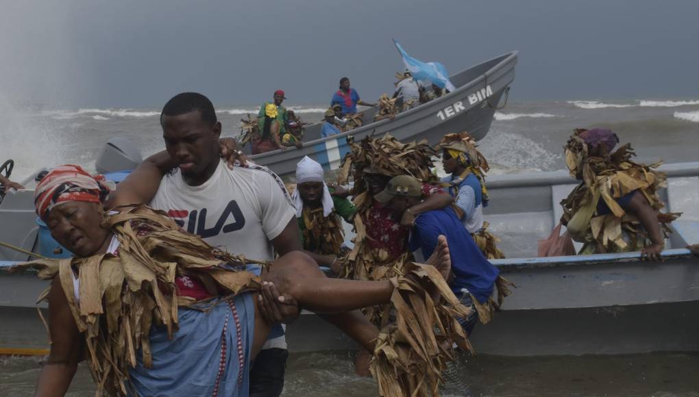 El mar agitado no detuvo a la comunidad garífuna para conmemorar aquel evento, de cómo llegaron sus ancestros el 12 de abril de 1797 a las costa de Honduras. 