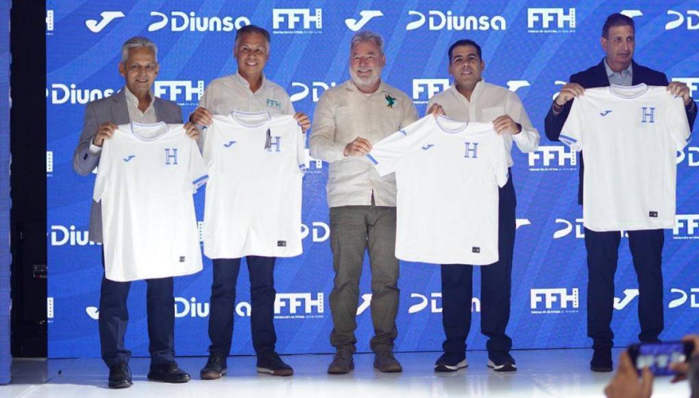 La Federación de Fútbol de Honduras presentó este martes las nuevas camisas que utilizará la Bicolor para las eliminatorias rumbo al Mundial de Norteamérica 2026 que arrancan en la fecha FIFA del mes de junio.