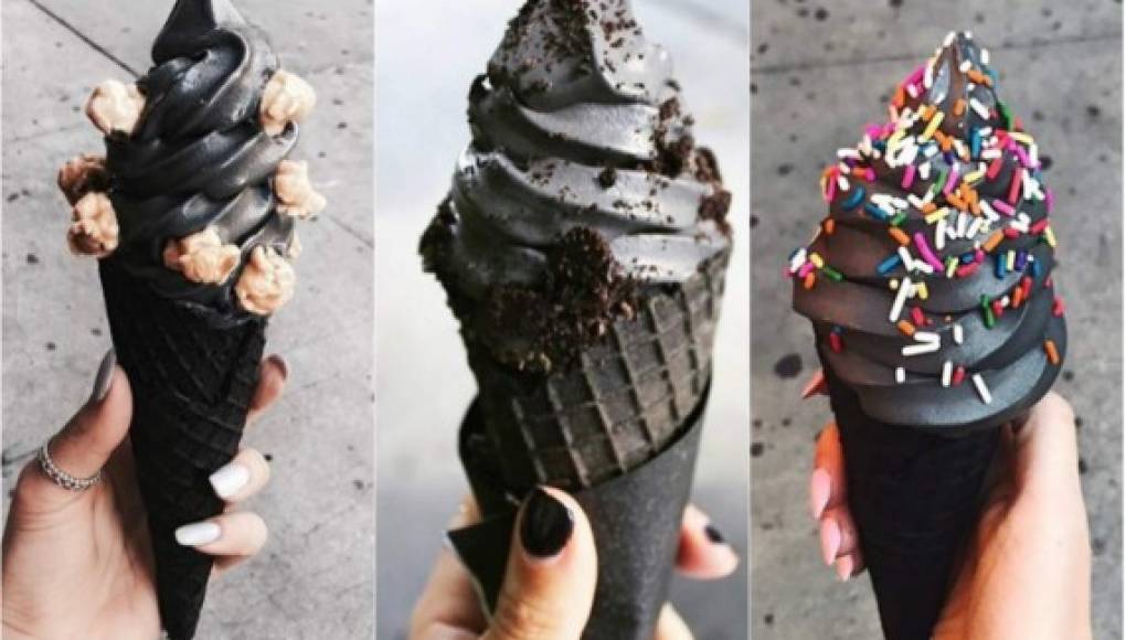 Un helado negro con sabor a carbón