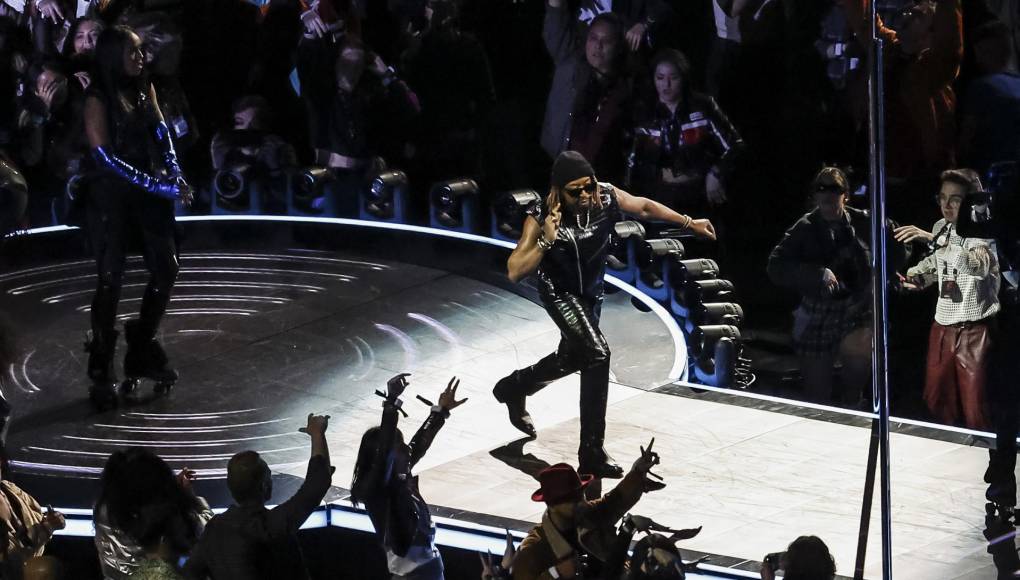 Lil Jon cantó uno de sus éxitos “Turn Down For What”, con el cual sorprendió a los asistentes, ya que Usher no participa en esa canción, aunque después cantaron una en la que sí participan ambos, la aclamada “Yeah!”. 
