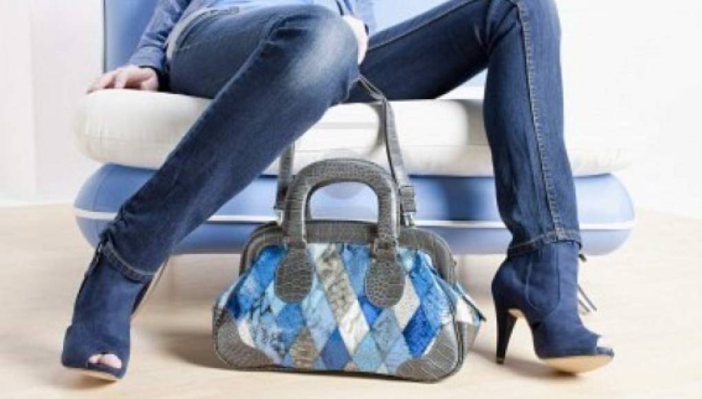 Las carteras grandes y zapatos altos causan problemas lumbares